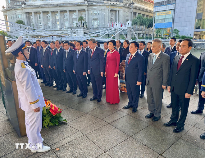 El secretario general del PCV, To Lam, y su esposa, junto con la delegación vietnamita de alto nivel, frente a la estatua del tío Ho. (Foto: VNA)
