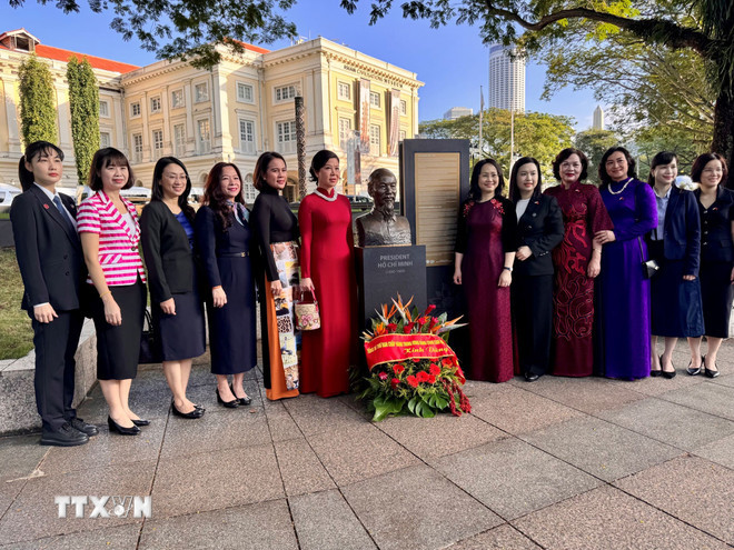 La señora Ngo Phuong Ly (6.ª desde la izquierda), esposa del máximo dirigente partidista vietnamita, y la delegación vietnamita en el área de la estatua del Presidente Ho Chi Minh. (Foto: VNA)