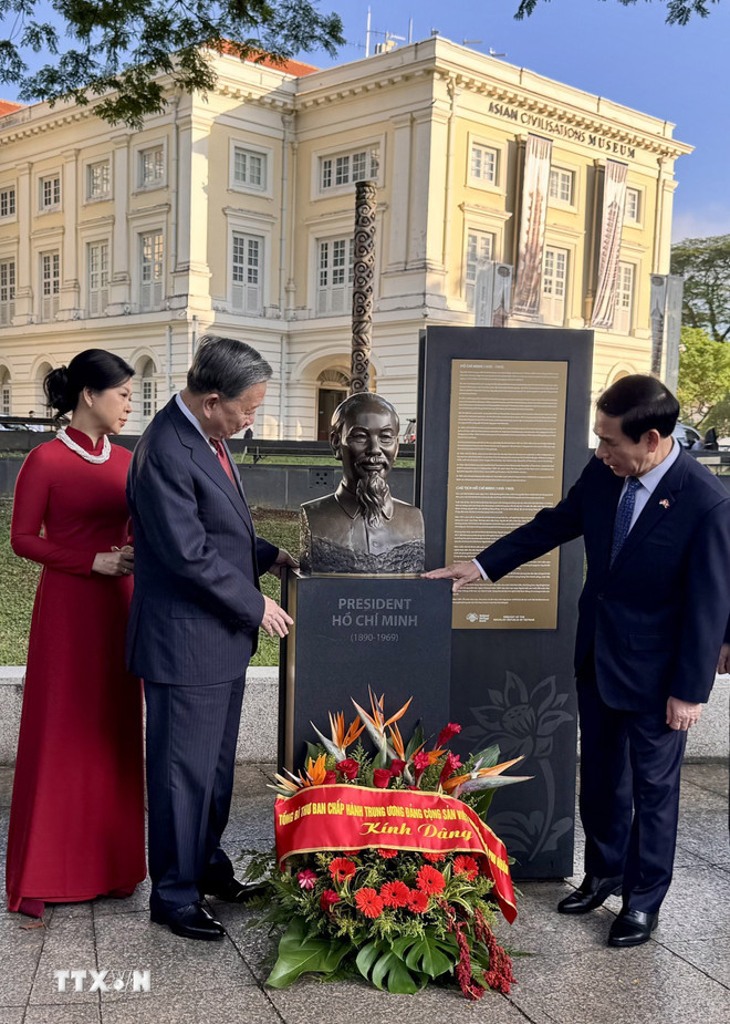 El líder partidista vietnamita y su esposa en el sitio donde se ubica la estatua del tío Ho. (Foto: VNA)