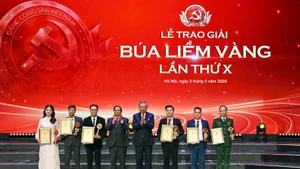 El secretario general del PCV, To Lam, y el primer ministro, Pham Minh Chinh, entregan los premios A en la ceremonia (Foto: VNA)