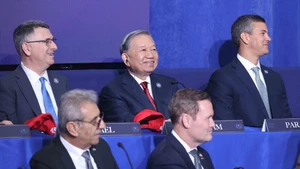 El secretario general To Lam (centro, fila de atrás) y los delegados asisten a la sesión inaugural de la Junta de Paz para Gaza. (Foto: VNA)