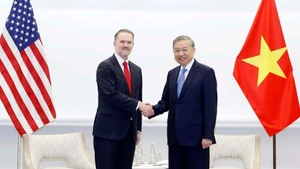 El secretario general del PCV, To Lam (izquierda), y el representante comercial de Estados Unidos, Jamieson Greer. (Foto: VNA)