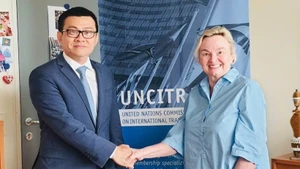 El embajador Vu Le Thai Hoang y Anna Joubin-Bret, secretaria de la Comisión de las Naciones Unidas para el Derecho Mercantil Internacional. (Foto: VNA)