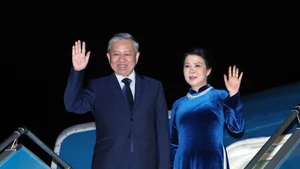 El secretario general del Partido Comunista de Vietnam, To Lam, y su esposa, Ngo Phuong Ly, parten de Hanói para realizar una visita oficial al Reino Unido de Gran Bretaña e Irlanda del Norte. (Foto: VNA)