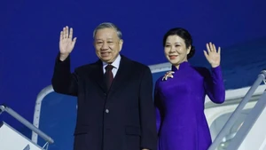 El secretario general del Partido Comunista de Vietnam, To Lam, y su esposa llegan a Helsinki en la tarde del 20 de octubre (hora local) para una visita oficial a Finlandia. (Foto: VNA)