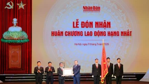 El secretario general del Partido Comunista de Vietnam, To Lam, entrega la Orden del Trabajo de Primera Clase al periódico Nhan Dan.