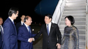 El presidente de Vietnam, Luong Cuong, llega al aeropuerto internacional J.F. Kennedy de Nueva York, Estados Unidos, para participar en el Debate General de Alto Nivel del 80º período de sesiones de la Asamblea General de las Naciones Unidas, así como en diversas actividades bilaterales en el país norteamericano. (Fuente: VNA) 