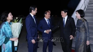 El presidente de Vietnam, Luong Cuong, llega al aeropuerto internacional J.F. Kennedy de Nueva York, Estados Unidos, para participar en el Debate General de Alto Nivel del 80º período de sesiones de la Asamblea General de las Naciones Unidas, así como en diversas actividades bilaterales en el país norteamericano. (Fuente: VNA) 