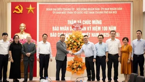 Tran Sy Thanh, subsecretario del Comité del Partido y presidente del Comité Popular de la capital, felicita al periódico Nhan Dan. (Foto: Nhan Dan)