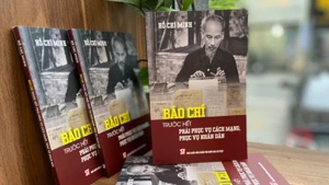 El libro “La prensa debe servir primero a la revolución y al pueblo”. (Fotografía: Nhan Dan)