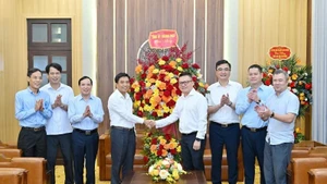 La delegación del Comité del PCV en Thanh Hoa, encabezada por su secretario, Nguyen Doan Anh, realiza una visita al periódico Nhan Dan. 