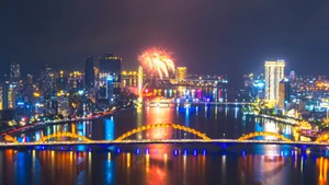Brilla en Da Nang espectáculo pirotécnico de la Fábrica Z121 de Vietnam
