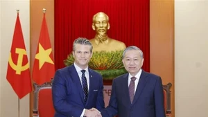 El secretario general del Partido Comunista de Vietnam, To Lam, y el secretario de Guerra de Estados Unidos, Pete Hegseth. (Foto: VNA)