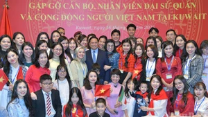 El primer ministro Pham Minh Chinh se reúne con el personal de la embajada y la comunidad vietnamita en Kuwait. (Foto: Ha Thanh Giang)