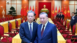 El secretario general To Lam (derecha) ofrece una recepción a Zhao Leji, miembro del Comité Permanente del Buró Político del Comité Central del PCCh y presidente del Comité Permanente de la Asamblea Popular Nacional de China (Fuente: VNA) 