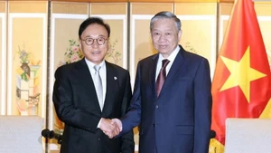 El secretario general del Partido Comunista de Vietnam, To Lam, recibe en Busan al excónsul honorario de Vietnam en Corea del Sur, Park Soo Kwan. (Fuente: VNA)