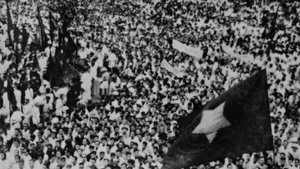 Decenas de miles de capitalinos se reunieron en la Plaza de la Ópera de Hanói para celebrar la victoria de la Revolución de Agosto, el 19 de agosto de 1945. (Fotografía: Archivo de VNA)