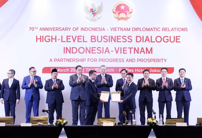 El secretario general del Partido Comunista de Vietnam, To Lam, testimonia la entrega de acuerdos de cooperación entre empresas vietnamitas e indonesias. (Fuente: VNA)