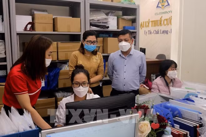 Varias empresas empiezan a usar la facturación electrónica. (Foto: VNA)