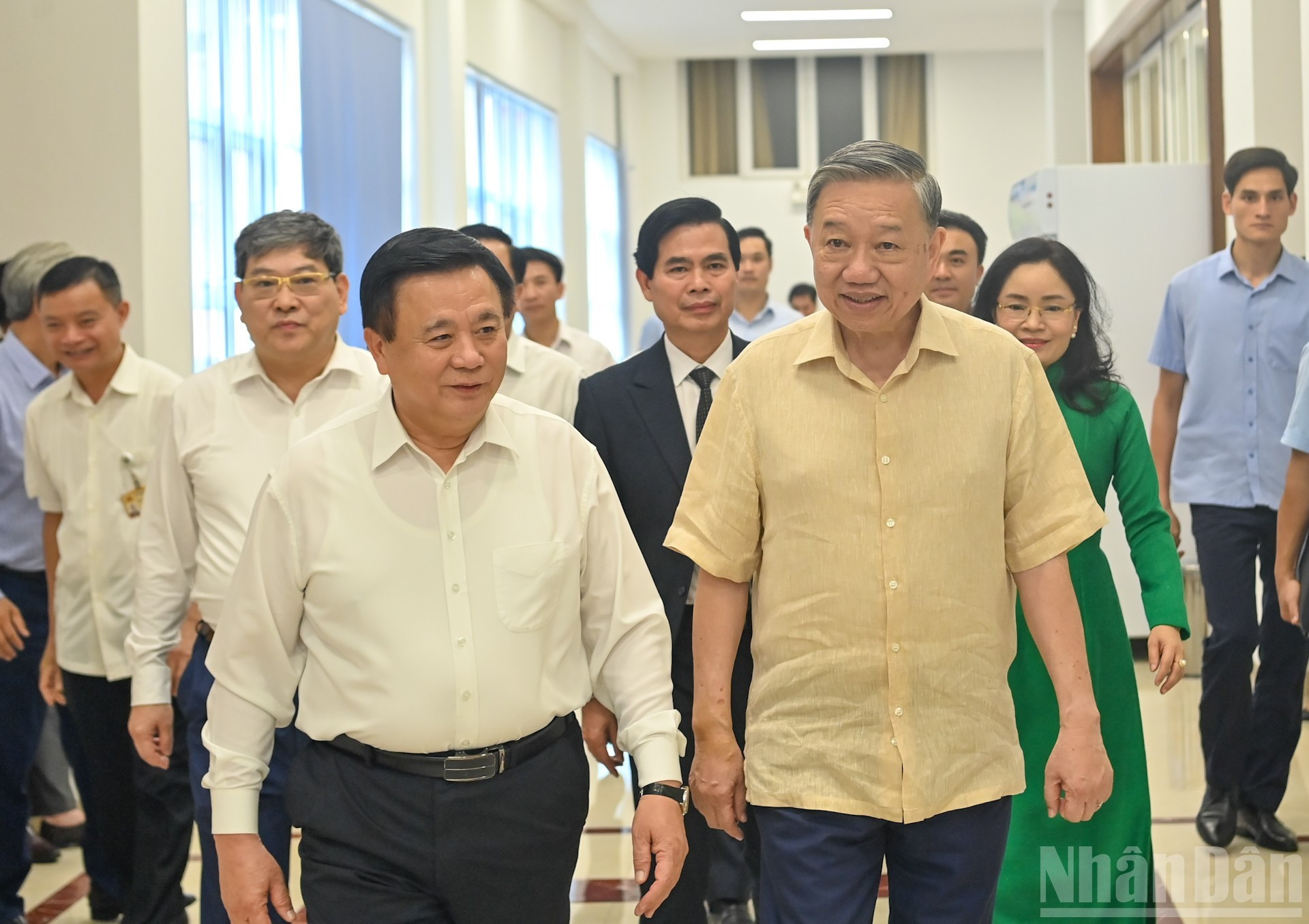 El secretario general del PCV, To Lam, y el miembro del Buró Político, director de la Academia Nacional de Política Ho Chi Minh, presidente del Consejo Teórico Central y subjefe permanente del Comité Directivo del curso, Nguyen Xuan Thang, llegan al encuentro.