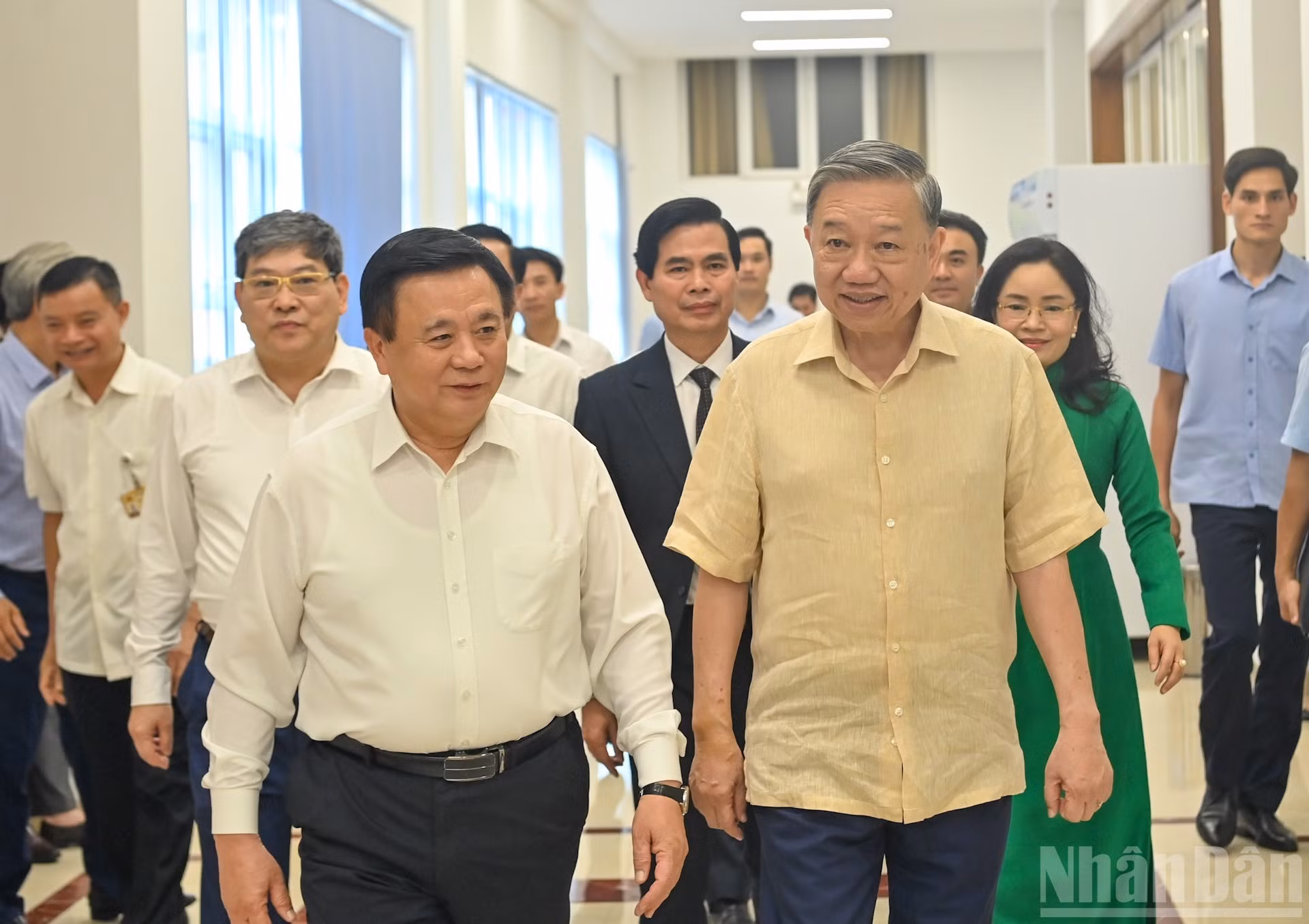 El secretario general del PCV, To Lam, y el miembro del Buró Político, director de la Academia Nacional de Política Ho Chi Minh, presidente del Consejo Teórico Central y subjefe permanente del Comité Directivo del curso, Nguyen Xuan Thang, llegan al encuentro.