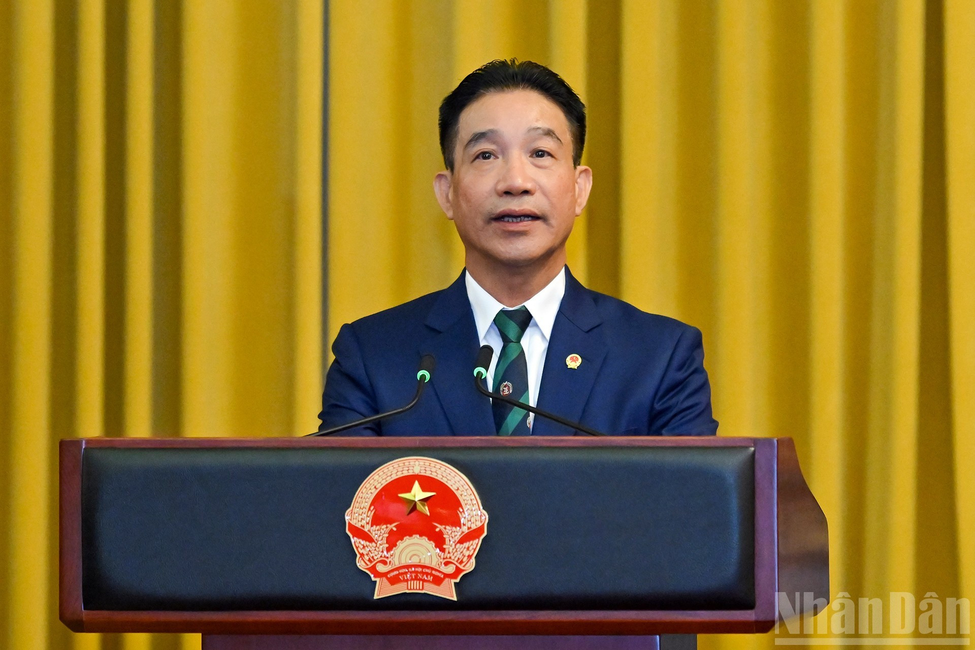 El subjefe de la Oficina Presidencial, Pham Thanh Ha, anuncia la decisión del presidente de Vietnam de ascender a los viceministros de Seguridad Pública de generales de división a tenientes generales. El subjefe de la Oficina Presidencial, Pham Thanh Ha, anuncia la decisión del presidente de Vietnam de ascender a los viceministros de Seguridad Pública de generales de división a tenientes generales.