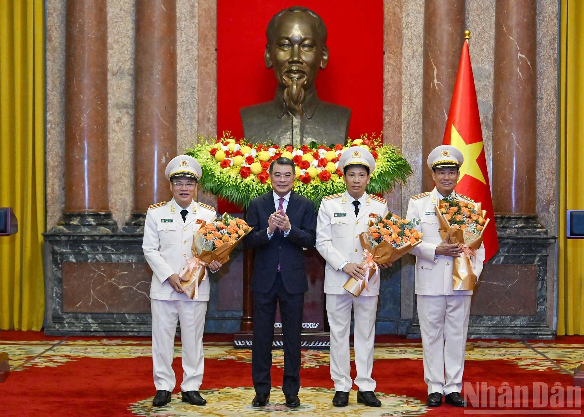 El jefe de la Comisión de Organización del Comité Central del Partido, Le Minh Hung, entrega flores para felicitar a Le Tan Toi, Le Van Tuyen y Nguyen Van Long. El jefe de la Comisión de Organización del Comité Central del Partido, Le Minh Hung, entrega flores para felicitar a Le Tan Toi, Le Van Tuyen y Nguyen Van Long.