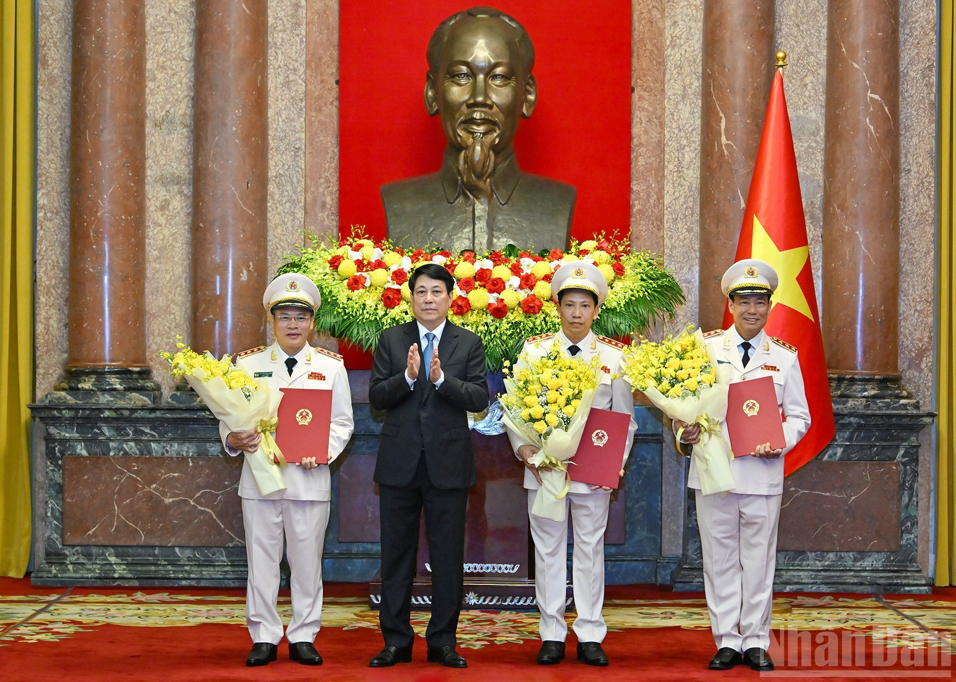 El presidente vietnamita, Luong Cuong, asciende a Le Tan Toi, Le Van Tuyen y Nguyen Van Long a tenientes generales. El presidente vietnamita, Luong Cuong, asciende a Le Tan Toi, Le Van Tuyen y Nguyen Van Long a tenientes generales.