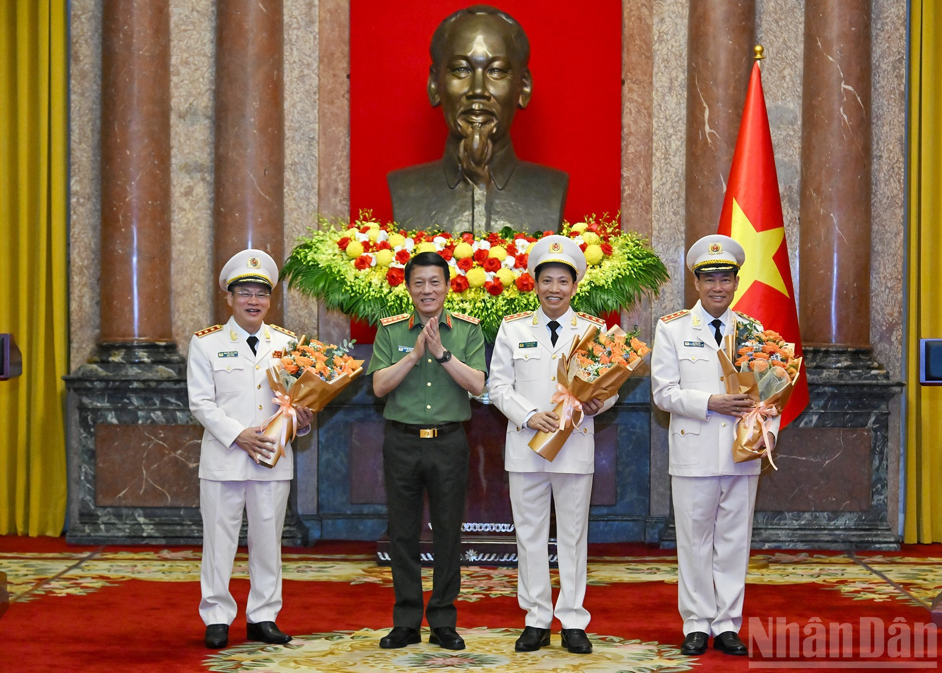 El ministro de Seguridad Pública, Luong Tam Quang, entrega flores para felicitar a Le Tan Toi, Le Van Tuyen y Nguyen Van Long. El ministro de Seguridad Pública, Luong Tam Quang, entrega flores para felicitar a Le Tan Toi, Le Van Tuyen y Nguyen Van Long.