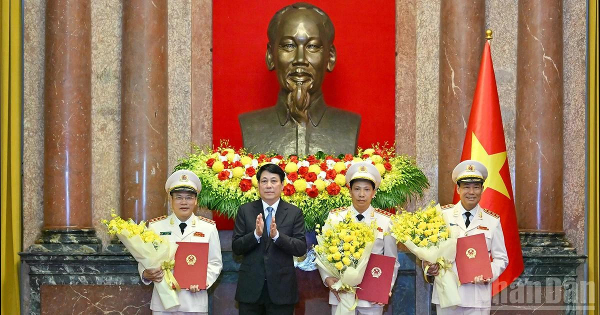 [Foto] Presidente vietnamita entrega decisión de ascenso al rango de teniente general a dirigentes del Ministerio de Seguridad Pública