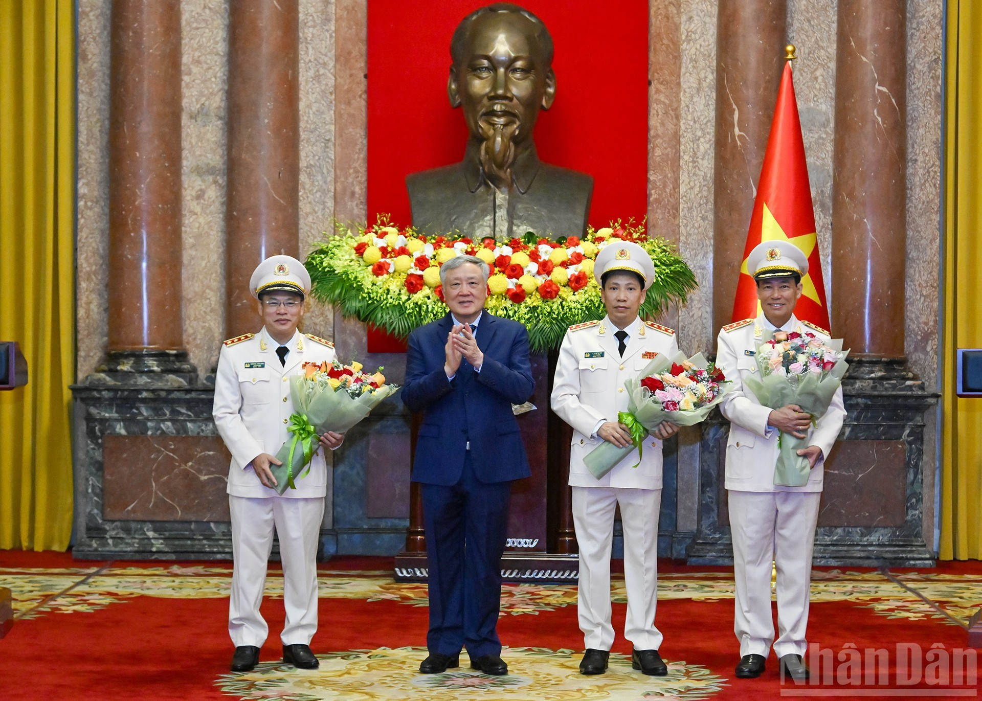 El viceprimer ministro permanente, Nguyen Hoa Binh, entrega flores para felicitar a Le Tan Toi, Le Van Tuyen y Nguyen Van Long. El viceprimer ministro permanente, Nguyen Hoa Binh, entrega flores para felicitar a Le Tan Toi, Le Van Tuyen y Nguyen Van Long.