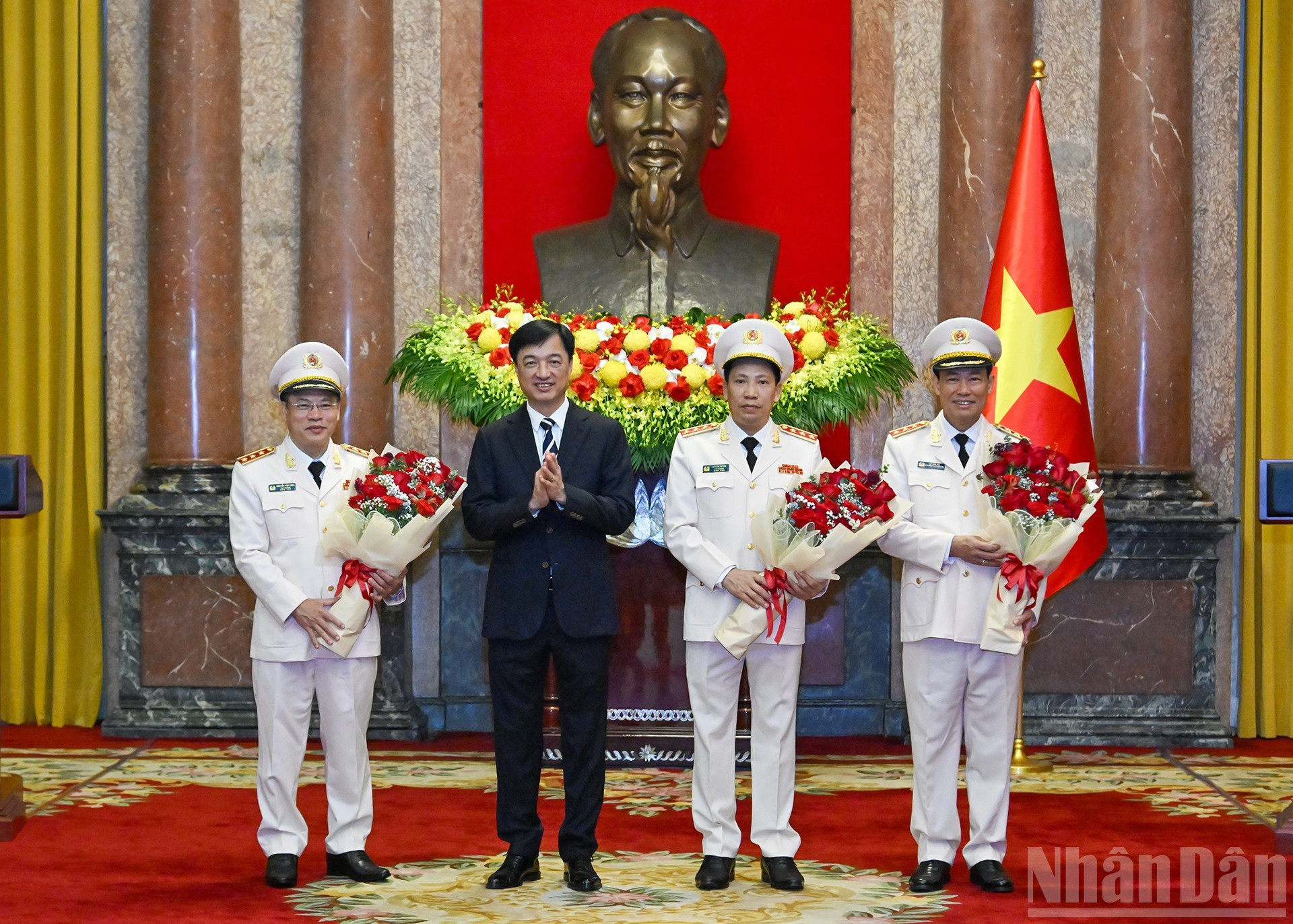 El jefe de la Comisión de Control Disciplinario del Comité Central del Partido, Nguyen Duy Ngoc, les hace entrega de flores para felicitar a Le Tan Toi, Le Van Tuyen y Nguyen Van Long. El jefe de la Comisión de Control Disciplinario del Comité Central del Partido, Nguyen Duy Ngoc, les hace entrega de flores para felicitar a Le Tan Toi, Le Van Tuyen y Nguyen Van Long.
