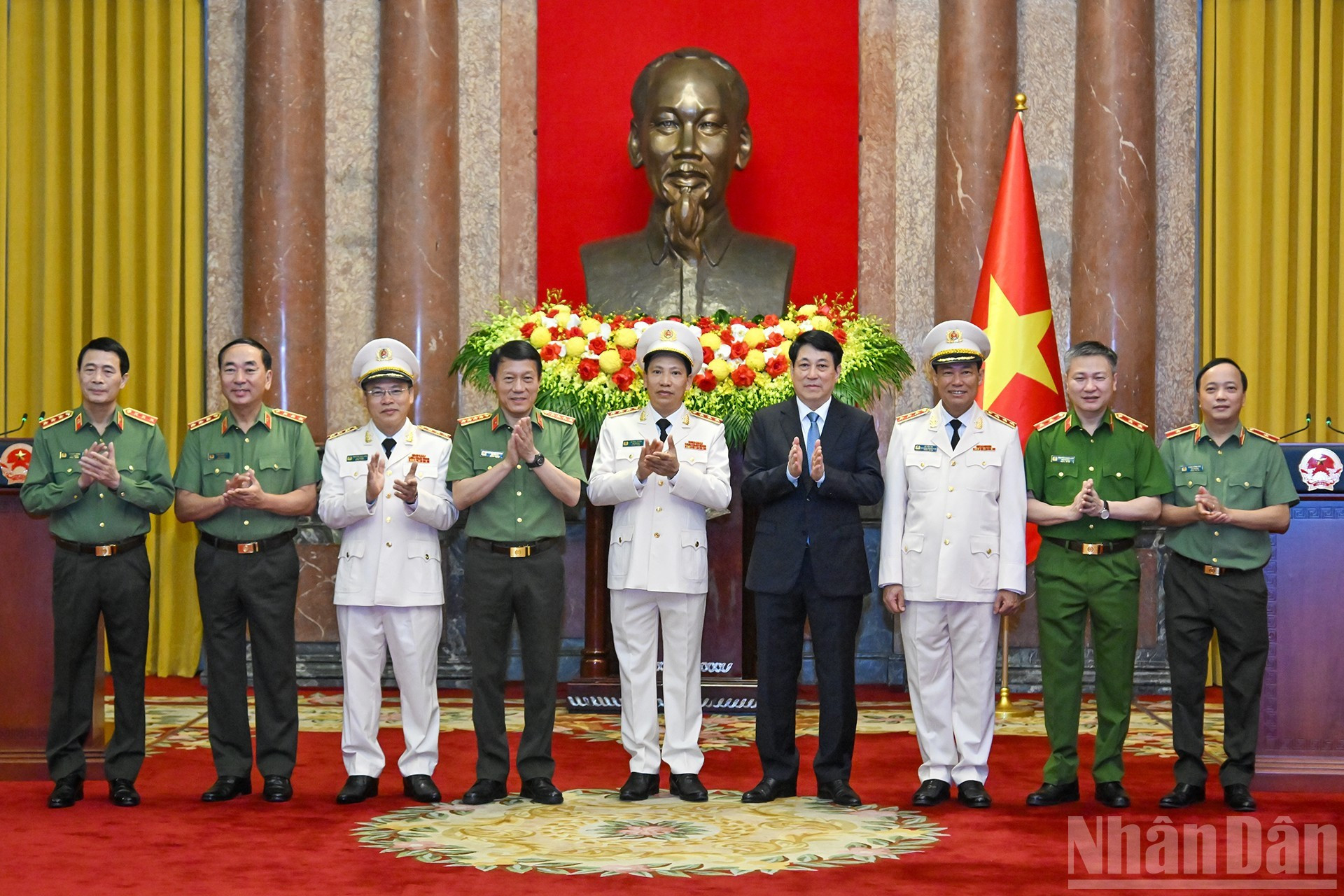 El presidente vietnamita, Luong Cuong, y dirigentes del Ministerio de Seguridad Pública felicitan a Le Tan Toi, Le Van Tuyen y Nguyen Van Long. El presidente vietnamita, Luong Cuong, y dirigentes del Ministerio de Seguridad Pública felicitan a Le Tan Toi, Le Van Tuyen y Nguyen Van Long.