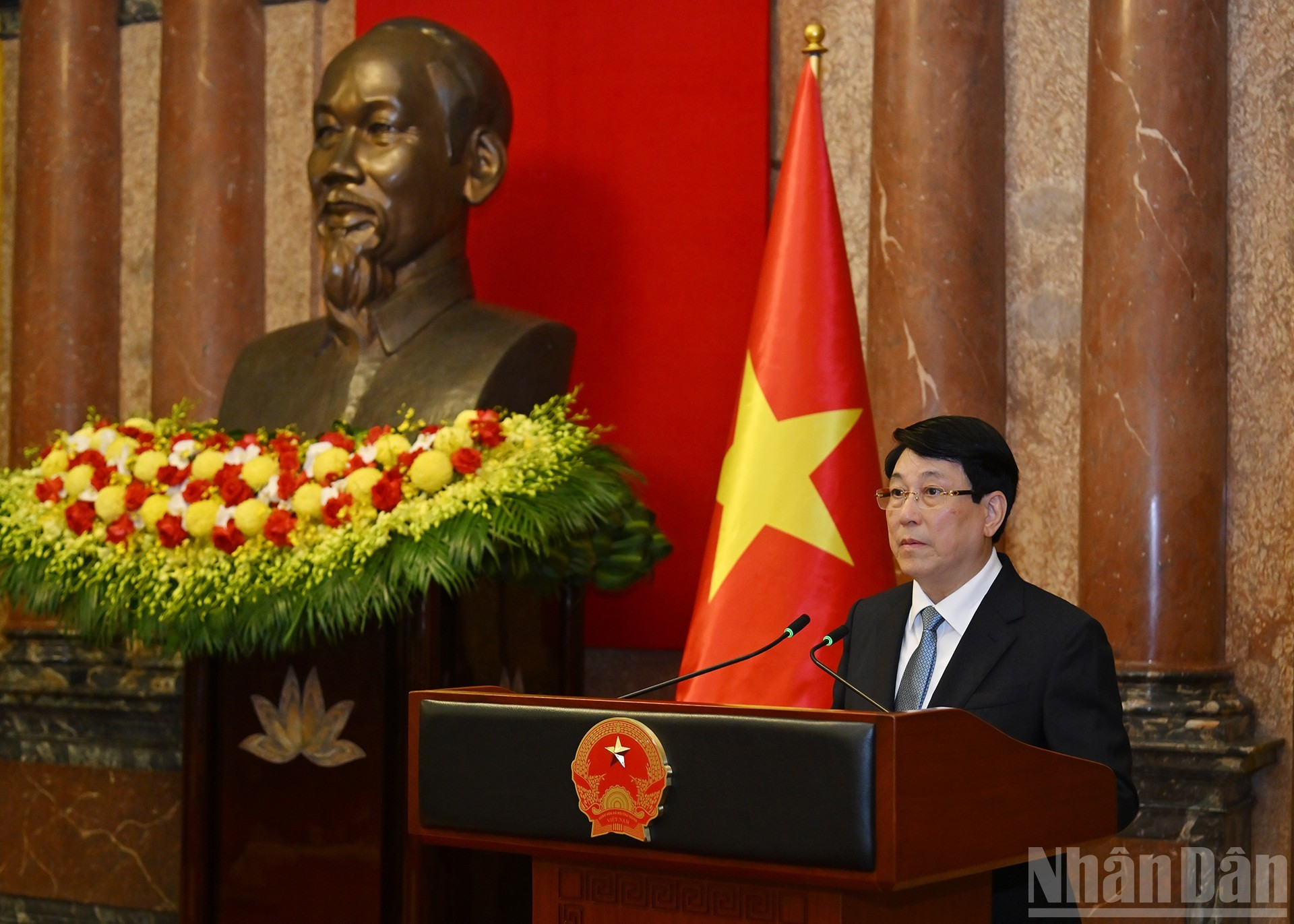 El presidente vietnamita, Luong Cuong, pronuncia un discurso en la ceremonia. El presidente vietnamita, Luong Cuong, pronuncia un discurso en la ceremonia.