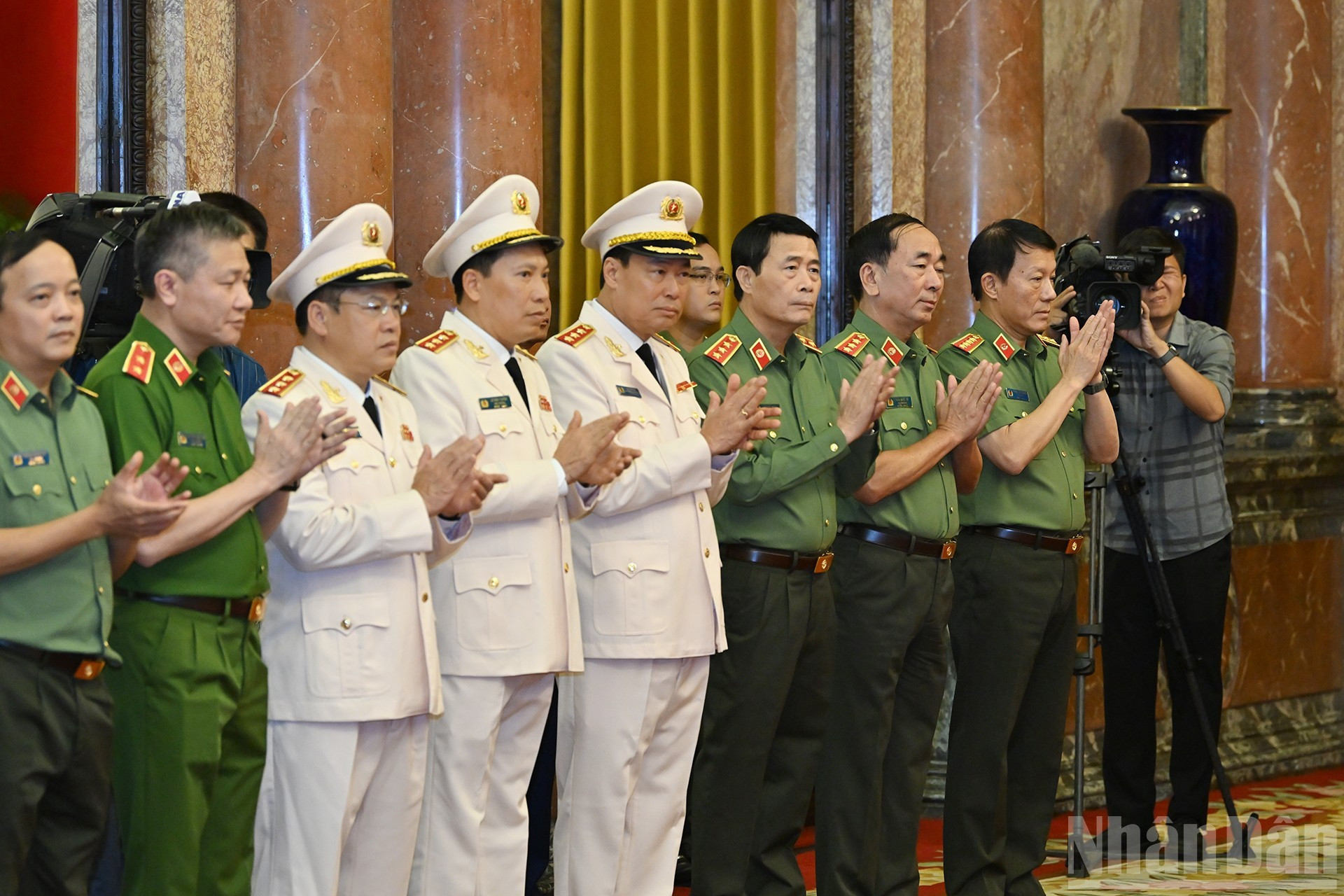 El ministro de Seguridad Pública, Luong Tam Quang, y dirigentes de su cartera en la ceremonia. El ministro de Seguridad Pública, Luong Tam Quang, y dirigentes de su cartera en la ceremonia.