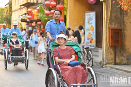 Turistas disfrutan de paseos en ciclotaxi para recorrer el casco antiguo de Hoi An. (Foto: The Dai)