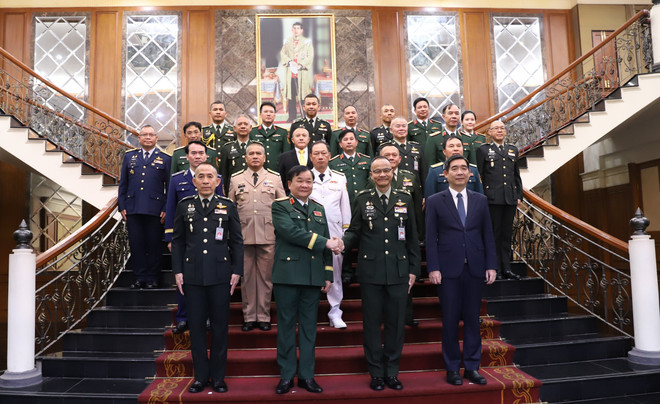 Los delegados que asisten al VI Diálogo sobre Política de Defensa entre Vietnam y Tailandia toman una fotografía grupal. (Foto: VNA)