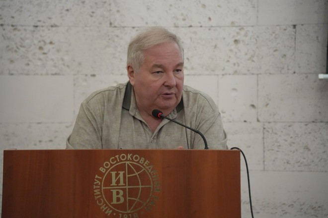 El profesor Dmitry Mosyakov, director del Centro de Estudios del Sudeste Asiático, Australia y Oceanía del Instituto de Estudios Orientales de la Academia Rusa de Ciencias, preside el simposio. (Foto: VNA) El profesor Dmitry Mosyakov, director del Centro de Estudios del Sudeste Asiático, Australia y Oceanía del Instituto de Estudios Orientales de la Academia Rusa de Ciencias, preside el simposio. (Foto: VNA)