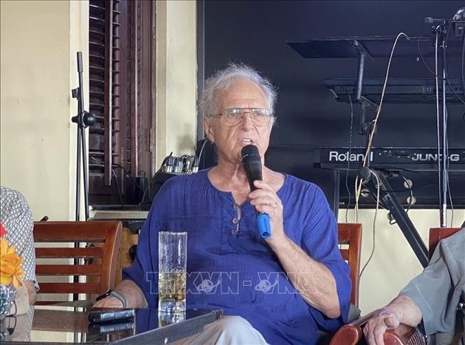 Tom Fox, exreportero de The New York Times y la revista TIME, relata sus experiencias personales durante la guerra. (Foto: VNA)