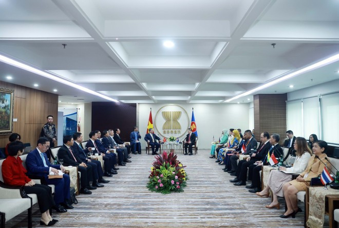 El secretario general del Partido Comunista de Vietnam, To Lam, mantiene una reunión de trabajo con el secretario general de la Asean, Kao Kim Hourn, y el Comité de Representantes Permanentes ante la Asean. (Foto: VNA)