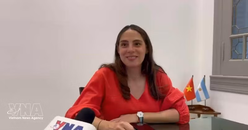 La doctora argentina Nadia Radulovich, especialista en Relaciones Internacionales, en una entrevista con la VNA (Foto: VNA)