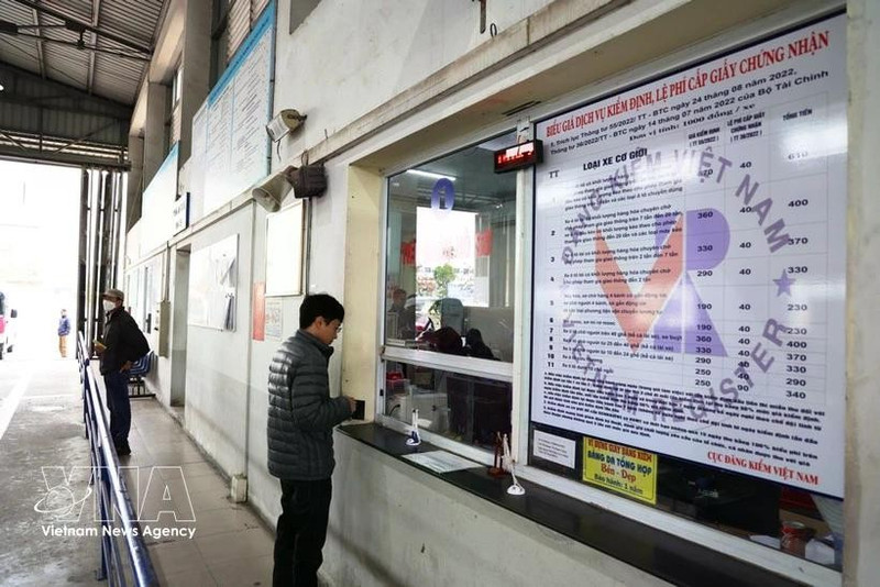 El propietario del vehículo está pasando por la inspección técnica. (Foto: VNA)