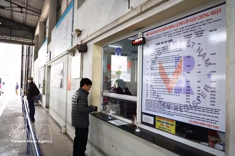 El propietario del vehículo está pasando por la inspección técnica. (Foto: VNA)