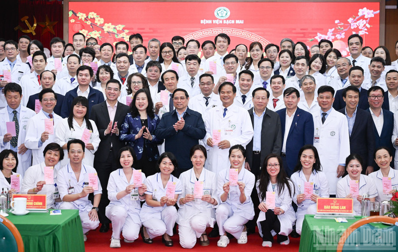 El primer ministro de Vietnam, Pham Minh Chinh, El premier con médicos y personal sanitario del Hospital Bach Mai. (Foto: Nhan Dan)