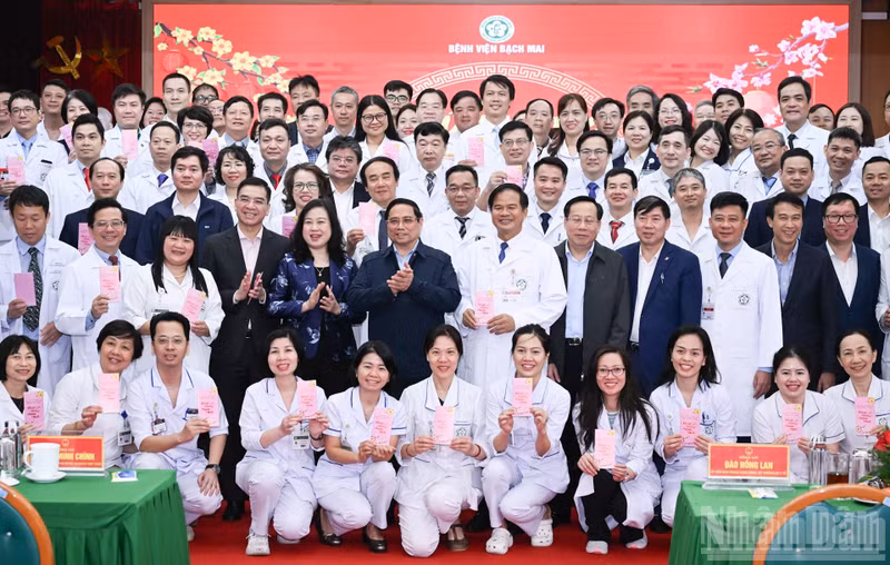 El primer ministro de Vietnam, Pham Minh Chinh, El premier con médicos y personal sanitario del Hospital Bach Mai. (Foto: Nhan Dan)