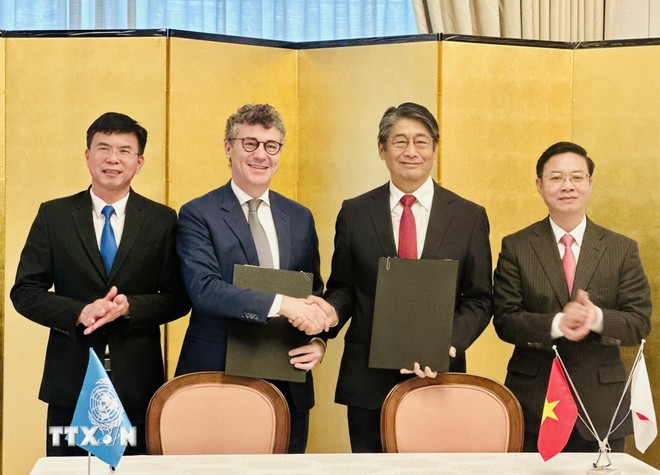 Jonathan W. Baker, representante jefe de la Unesco en Vietnam, y el embajador Ito Naoki firman un acuerdo para implementar el proyecto. (Foto: baoquocte.vn)