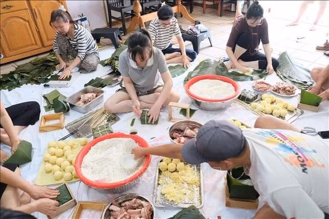 El día de preparar banh chung (pasteles de arroz tradicionales vietnamitas) es siempre el más esperado por la comunidad vietnamita en Sudáfrica. (Foto: VNA)