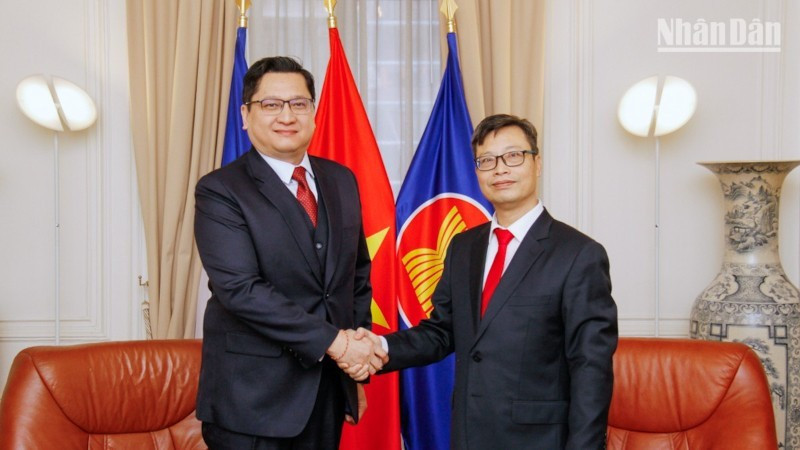 El embajador de Vietnam en Francia, Trinh Duc Hai, recibe a su homólogo laosiano, Kalamoungkhoune Souphanouvong. (Foto: Nhan Dan)