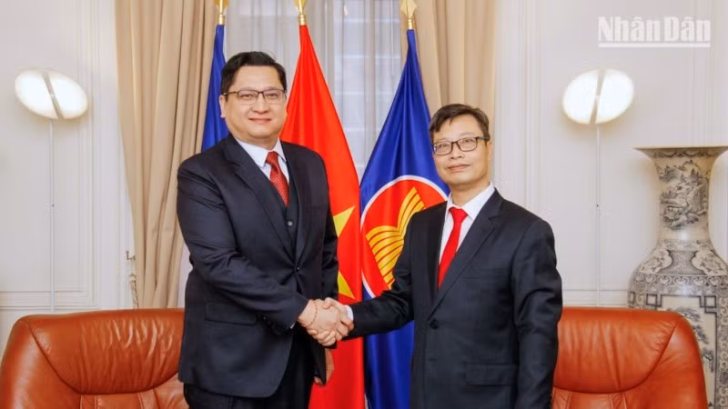 El embajador de Vietnam en Francia, Trinh Duc Hai, recibe a su homólogo laosiano, Kalamoungkhoune Souphanouvong. (Foto: Nhan Dan)