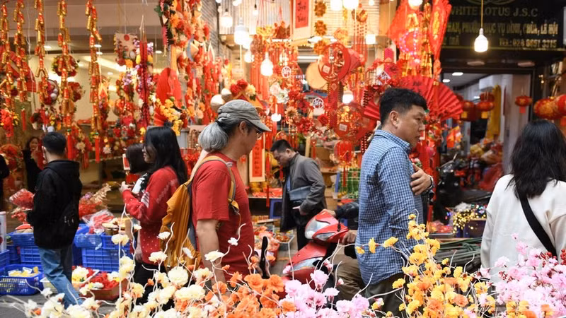 Con un feriado de nueve días por el Año Nuevo Lunar (Tet) 2026, los viajeros vietnamitas están aprovechando al máximo esta pausa para explorar destinos tanto nacionales como internacionales (Foto: Nhan Dan)